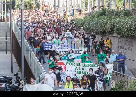 Barcelona, Spain. 15th June, 2021. Protesters marching with placards and banners, during the demonstration.Organized by the Platform for People Affected by Mortgages (PAH) and housing unions of Barcelona, Some 300 people demonstrated against evictions, after the death of a 58-year-old man who committed suicide when he was going to be evicted. (Photo by Thiago Prudencio/SOPA Images/Sipa USA) Credit: Sipa USA/Alamy Live News Stock Photo