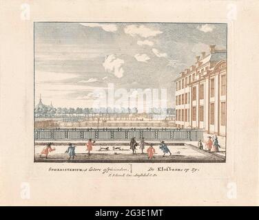 Klosbaan at Paleis Het Loo; DELECTENE SIGNED OF THE MISTRY MANAGEMENT LOO LOW AND OTHER PRISPLE HOUSE; Admirandorum Quadruplex Spectaculum. A lady and gentleman with a child stand next to the Klosbaan at Paleis Het Loo, where some gentlemen are playing a ball game. Castle The Oude Loo is visible in the background. Print from a series of 71 prints with Rhine landscapes, faces on regal palaces and cityscapes from The Hague and Amsterdam. Stock Photo