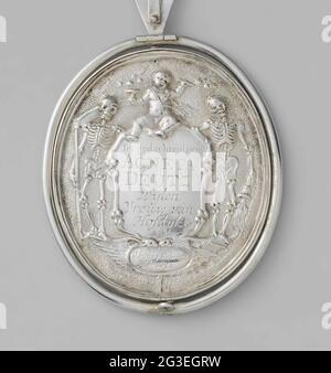 Death of Agneta Deutz, Lady of Hofdijk. Medal or plaque of silver, produced on the occasion of the death of Agneta Deutz, Lady of Hofeijk, caught in a metal ring, to which a three-leg to be able to put the medal upright with a hinge; On underside ring to attach cross-leaf to medal. Front: woman lying on sarcophagus, decorated with cartouche with inscription: Mrs. Agneta Deutz recommended her mind to God. On the grave her drained bodyful surplus. But her business is this Silvre art. This sign of her favor receives this sign. There are two angles with banderolle abandoned by Hemelicht in which: Stock Photo