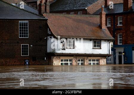 The Kings Arms pub under water on the flooded waterfront in York in North Yorkshire as the water levels on the River Ouse rise dramatically during Sto Stock Photo