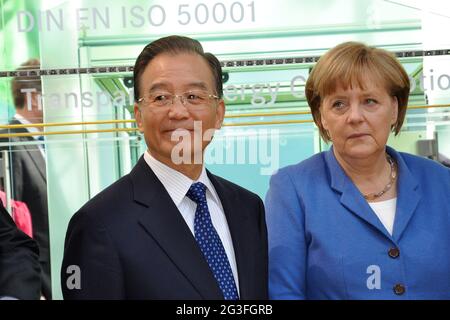 Kanzlerin Merkel und Chinas Premierminister Wen Jiabao auf der Hannover Messe 2012 Stock Photo