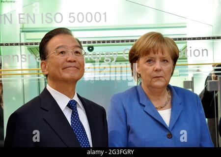 Kanzlerin Merkel und Chinas Premierminister Wen Jiabao auf der Hannover Messe 2012 Stock Photo