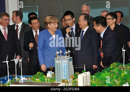 Kanzlerin Merkel und Chinas Premierminister Wen Jiabao auf der Hannover Messe 2012 Stock Photo