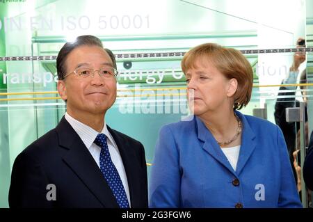 Kanzlerin Merkel und Chinas Premierminister Wen Jiabao auf der Hannover Messe 2012 Stock Photo