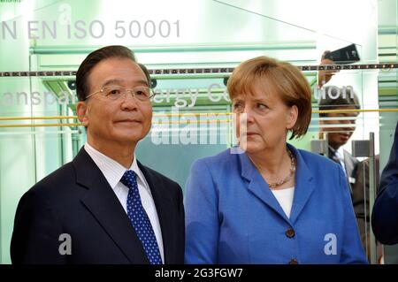 Kanzlerin Merkel und Chinas Premierminister Wen Jiabao auf der Hannover Messe 2012 Stock Photo