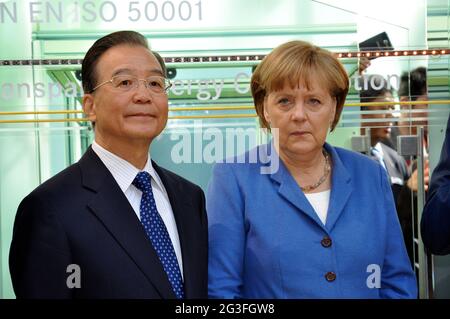 Kanzlerin Merkel und Chinas Premierminister Wen Jiabao auf der Hannover Messe 2012 Stock Photo