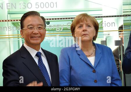 Kanzlerin Merkel und Chinas Premierminister Wen Jiabao auf der Hannover Messe 2012 Stock Photo