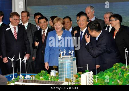 Kanzlerin Merkel und Chinas Premierminister Wen Jiabao auf der Hannover Messe 2012 Stock Photo