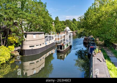 LONDON ENGLAND LITTLE VENICE GRAND UNION CANAL AND REGENT'S CANAL A NARROWBOAT PASSING THROUGH THE CANAL SYSTEM IN EARLY SUMMER Stock Photo