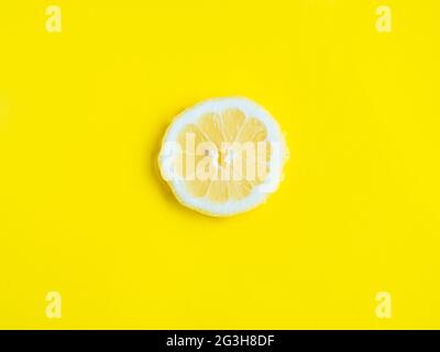 Intense yellow lemon citrus slice in water, texture summer background ...
