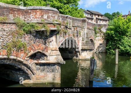 Bishop Bridge is a medieval bridge across the River Wensum located to the east of Norwich, England. Stock Photo