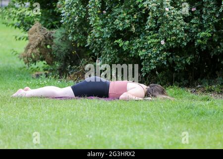 London, UK. 16th June, 2021. A woman sunbathes in Clissold Park, London on a hot and sunny day. (Photo by Steve Taylor/SOPA Images/Sipa USA) Credit: Sipa USA/Alamy Live News Stock Photo