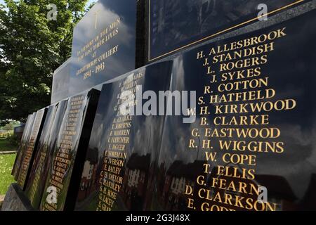 Memorial to coalminers who died at Grimethorpe Colliery, Grimethorpe village, South Yorkshire, UK. Stock Photo