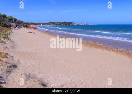 Sfinale Beach, between Peschici and Vieste, with an ancient Torre Saracena, typical lookout tower of the coast of Gargano in Apulia, Italy. Stock Photo
