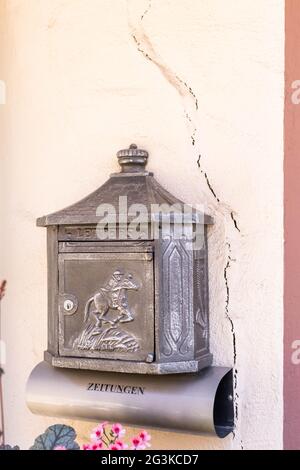 Staufen Im Breisgau, Germany. 01st June, 2021. A crack runs next to a letterbox through a building façade in Staufen. The town in the Breisgau region has been struggling with cracks in the historic town centre caused by heave in the ground since a geothermal borehole with serious consequences was drilled in 2007. The area around the Upper Rhine Graben shows what geothermal energy can do in a small area - and where it can cause problems. Credit: Philipp von Ditfurth/dpa/Alamy Live News Stock Photo