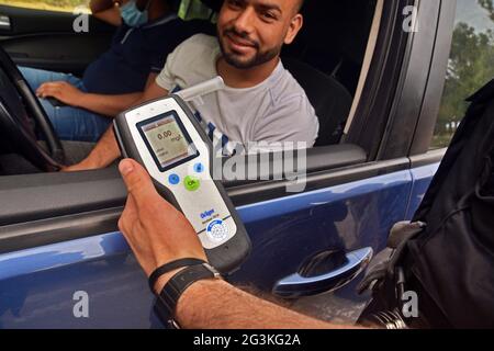 Vendrell, Spain. 16th June, 2021. A local police officer performs a breath test with a result of 0.0 (negative) on a driver during a police control at a checkpoint.The Local Police of Vendrell Spain, carries out random traffic police controls to ensure compliance with the law. They carry out alcohol and drug controls on drivers and that the vehicles comply with the rules such as technical inspection every 4 years and accident insurance, according to Spanish traffic laws. Credit: SOPA Images Limited/Alamy Live News Stock Photo