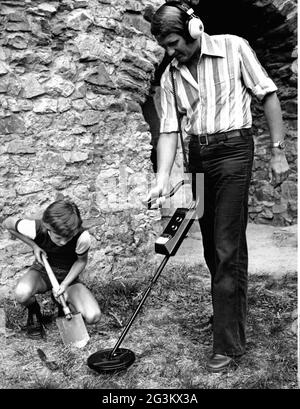 leisure time, treasure hunter with metal detector 'C-Scope', 1.9.1976, ADDITIONAL-RIGHTS-CLEARANCE-INFO-NOT-AVAILABLE Stock Photo