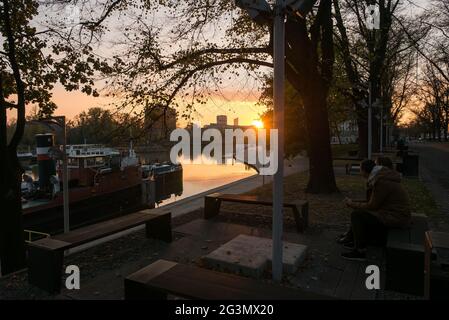 '21.10.2018, Wroclaw, Lower Silesia, Poland - Couple enjoying the view of the Oder River at sunset. 00A181021D200CAROEX.JPG [MODEL RELEASE: NO, PROPER Stock Photo