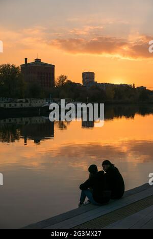 '21.10.2018, Wroclaw, Lower Silesia, Poland - Couple enjoying the view of the Oder at sunset. 00A181021D213CAROEX.JPG [MODEL RELEASE: NO, PROPERTY REL Stock Photo