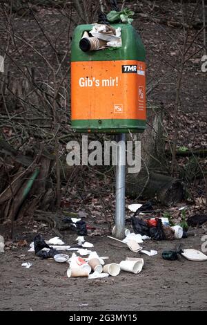 '31.12.2020, Berlin, Berlin, Germany - Overfilled trash can in Grunewald. 00S201231D402CAROEX.JPG [MODEL RELEASE: NO, PROPERTY RELEASE: NO (c) caro im Stock Photo