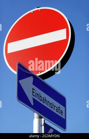 '21.02.2021, Frankfurt am Main, Hessen, Germany - Traffic signs: One-way street and no through traffic. 00S210221D535CAROEX.JPG [MODEL RELEASE: NO, PR Stock Photo