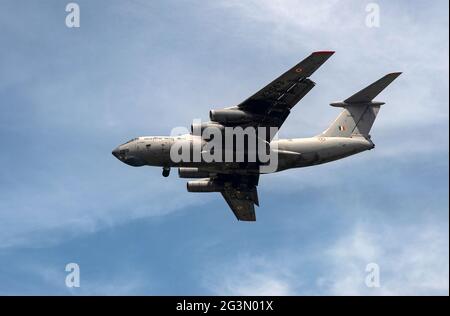 '01.05.2021, Singapore, , Singapore - An Indian Air Force military cargo aircraft of type Ilyushin Il-76 MD with registration K2663 on approach to Cha Stock Photo