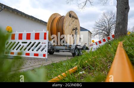 '16.04.2021, Rheinbach, North Rhine-Westphalia, Germany - Internet broadband expansion, construction site laying of fibre optic cable, cable drum with Stock Photo