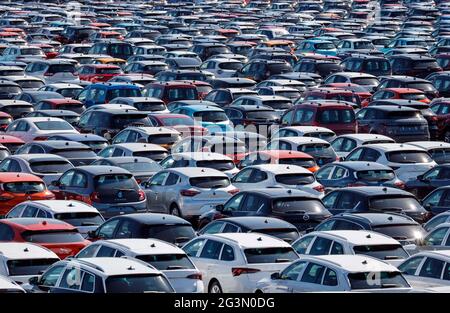 "27.04.2021, Duisburg, North Rhine-Westphalia, Germany - New cars, transshipment point, car terminal in the Port of Duisburg. 00X210427D007CAROEX.JPG Stock Photo