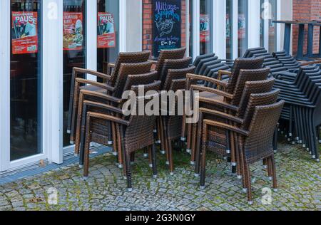 '04.05.2021, Coesfeld, North Rhine-Westphalia, Germany - Stacked pedestrian zone in times of the Corona pandemic, Coesfeld district starts as a model Stock Photo