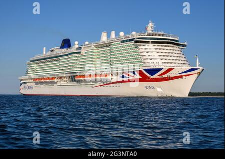 P&O Cruises' LNG-powered cruise ship Iona passing Calshot Spit on Southampton Water - June 2021 Stock Photo