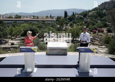 (210617) -- ATHENS, June 17, 2021 (Xinhua) -- Greek Prime Minister Kyriakos Mitsotakis (R) and European Commission President Ursula von der Leyen attend the presentation event of the Recovery and Resilience Plan dubbed 'Greece 2.0' in Athens, Greece, on June 17, 2021. The economic recovery plan of Greece has been endorsed by the European Union (EU), according to an official announcement on Thursday. Greece will receive 30.5 billion euros (36.4 billion U.S. dollars) from 2021 to 2026 (17.8 billion euros in grants and 12.7 billion euros in loans), according to the Recovery and Resilience Plan Stock Photo