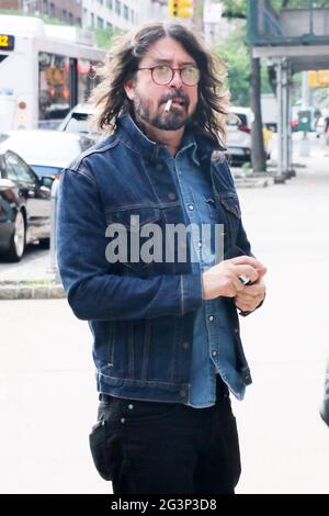 New York - NY - 20210525-Dave Grohl has a Quick Smoke Before Going on CBS  This Morning -PICTURED: Dave Grohl ROGER WONG Stock Photo - Alamy