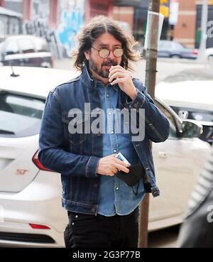 dave grohl cigarettes New York - NY - 20210525-Dave Grohl has a Quick Smoke Before Going on CBS  This Morning -PICTURED: Dave Grohl ROGER WONG Stock Photo
