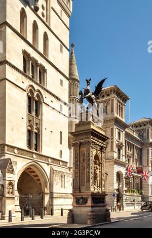 LONDON ENGLAND DRAGON SCULPTURE AND QUEEN VICTORIA ON THE TEMPLE BAR MEMORIAL THE OLD BANK OF ENGLAND WITH UNION JACK FLAGS Stock Photo