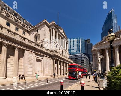 LONDON ENGLAND THE BANK OF ENGLAND BUILDING AND TWO RED DOUBLE DECKER BUSES IN THREADNEEDLE STREET ON A SUNNY SUMMER'S DAY Stock Photo