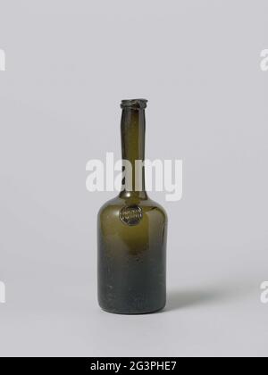 Cylindrical bottle for 'Constantia wine'. Green glass bottle with free wide and short belly and long neck. The seal is located on the bulge bulge just below the start of the neck. Constan / Tia Wyn is in a round. Constantia wine was and is a famous wine from the Constantia Buitenplaats (later Large Constantia) in Cape Town, South Africa. The bottle is brawbed on the coast of Ghana. The mouthpiece of the bottle is uneven. Stock Photo