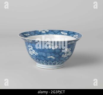 Bowl (folding hat) with plumblossom on 'crackled ice'. Bowl of porcelain, painted in underglaze blue. On the outer wall, the soil and inner and outer edge 'crackled ice' with saved plum blossoms. The underside of the outer wall with a tire of pointed leaf motifs. Marked on the bottom with an incense burner in a double circle. Blue White. Stock Photo