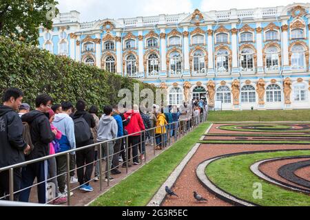 Pushkin town, Saint-Petersburg, Russia-circa Aug, 2019: A lot of visitors stand in long queue to visit the Amber Room of the Great Catherine Palace. M Stock Photo