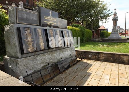 Memorial to coalminers who died at Grimethorpe Colliery, Grimethorpe village, South Yorkshire, UK. Stock Photo