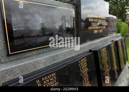 Memorial to coalminers who died at Grimethorpe Colliery, Grimethorpe village, South Yorkshire, UK. Stock Photo