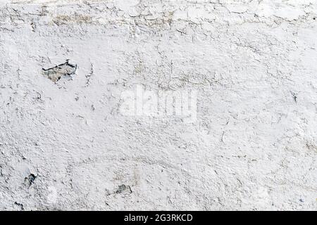 Vintage and grunge white paint peeling off from concrete wall Stock Photo