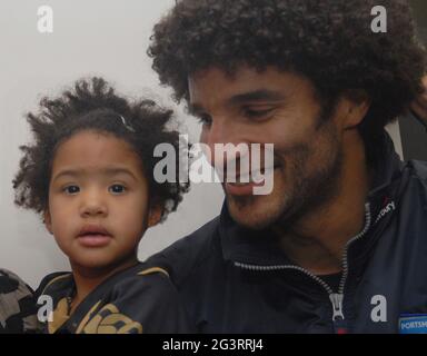PORTSMOUTH AND ENGLAND GOALKEEPER DAVID JAMES MEETS LOOK A LIKE   TALIYA DAWKINS AGED 2 WHEN HE VISITED CHILDREN AT THE QUEEN ALEXANDRA HOSPITAL, PORTSMOUTH. PIC MIKE WALKER, 2009 Stock Photo