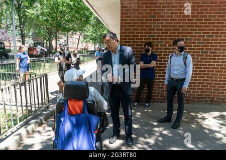 New York, USA. 17th June, 2021. Mayoral candidate Andrew Yang touts cash relief plan to eradicate poverty while campaigning in the Bronx River Projects in New York on June 17, 2021. Andrew Yang was joined by actor John Leguizamo, his son Lucas Leguizamo, Assembly Member Kenny Burgos, Council Member Vanessa Gibson as well as supporters and local voters. Yang promoted universal basic income and ceremoniously signed symbolic $2,000 check for poorest New Yorkers. (Photo by Lev Radin/Sipa USA) Credit: Sipa USA/Alamy Live News Stock Photo