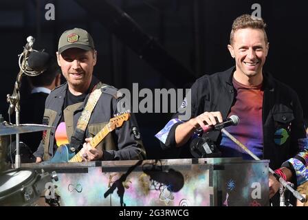 Coldplaying on X: Jonny Buckland, Guy Berryman, and Will Champion at the  AAF pop up in London! - December 2