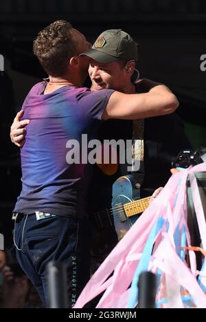 Coldplaying on X: Jonny Buckland, Guy Berryman, and Will Champion at the  AAF pop up in London! - December 2