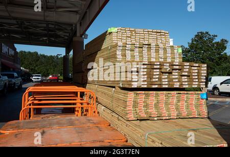 Canton, Georgia, USA. 17th June, 2021. Stacks of construction lumber await pickup at a contractor entrance to Home Depot store north of Atlanta. Lumber prices are falling''”fast, industry observers report. On Tuesday, the price per thousand board feet fell $114 to $1,210, according to industry trade publication Fastmarkets Random Lengths. This comes after its record $122 decline last week. In all, the ''cash'' price of lumber is down 20%''”the threshold in the securities world for a bear market''”since the $1,515 all-time high set on May 28. Credit: Robin Rayne/ZUMA Wire/Alamy Live News Stock Photo