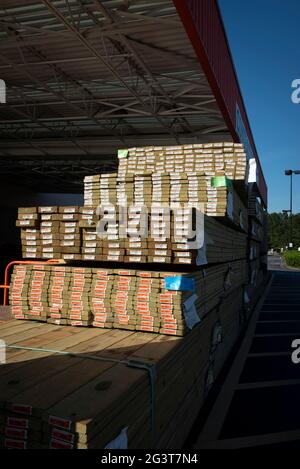 Canton, Georgia, USA. 17th June, 2021. Stacks of construction lumber await pickup at a contractor entrance to Home Depot store north of Atlanta. Lumber prices are fallingÃ‘fast, industry observers report. On Tuesday, the price per thousand board feet fell $114 to $1,210, according to industry trade publication Fastmarkets Random Lengths. This comes after its record $122 decline last week. In all, the ''cash'' price of lumber is down 20%Ã‘the threshold in the securities world for a bear marketÃ‘since the $1,515 all-time high set on May 28. Credit: Robin Rayne/ZUMA Wire/Alamy Live News Stock Photo