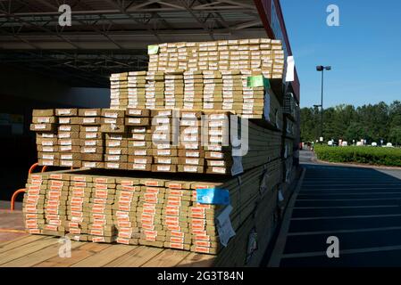 Canton, Georgia, USA. 17th June, 2021. Stacks of construction lumber await pickup at a contractor entrance to Home Depot store north of Atlanta. Lumber prices are fallingÃ‘fast, industry observers report. On Tuesday, the price per thousand board feet fell $114 to $1,210, according to industry trade publication Fastmarkets Random Lengths. This comes after its record $122 decline last week. In all, the ''cash'' price of lumber is down 20%Ã‘the threshold in the securities world for a bear marketÃ‘since the $1,515 all-time high set on May 28. Credit: Robin Rayne/ZUMA Wire/Alamy Live News Stock Photo