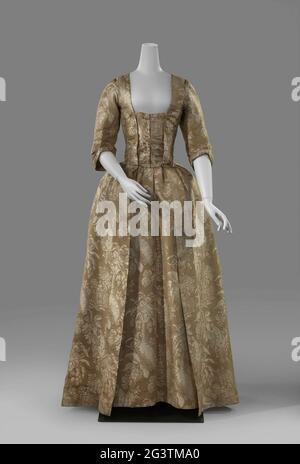 Fitted Gown (robe ajuste). In the 18th century gowns fitted at the back of  the body