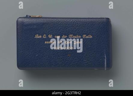 Sewing box of blue faux leather on which says "to L.W. van der Meulen Nulle on behalf of the Salet 1925-1950". Sewing box of wood, completely covered with blue faux leather. Rectangular model with metal push button to open the lid, on the back with two metal hinges. On the lid stands with gold-colored letters: "To L.W. van der Meulen Nulle on behalf of the Lace Salet 1925-1950". On a blue velvet soil is a gold-plated thimble in a cavity. In four blue velvet loops stabbed a prime, a crocheted, a? And a scissors, all of silver. Thimble with engraved text "Heemskerk Price July 1903", scissors wit Stock Photo